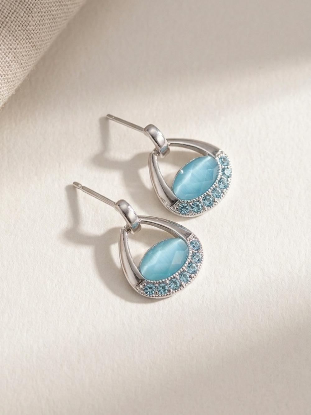 Vintage Silver Tone Blue Cat's Eye Teardrop Dangle Earrings Rhinestone